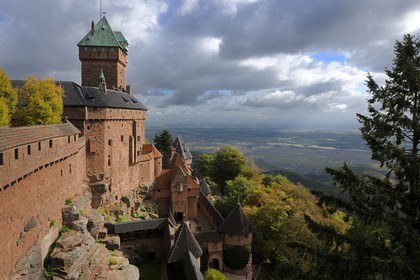France, Bas-Rhin (67), le château du Haut-Koenigsbourg, le donjon et le logis sud vus depuis le Grand Bastion