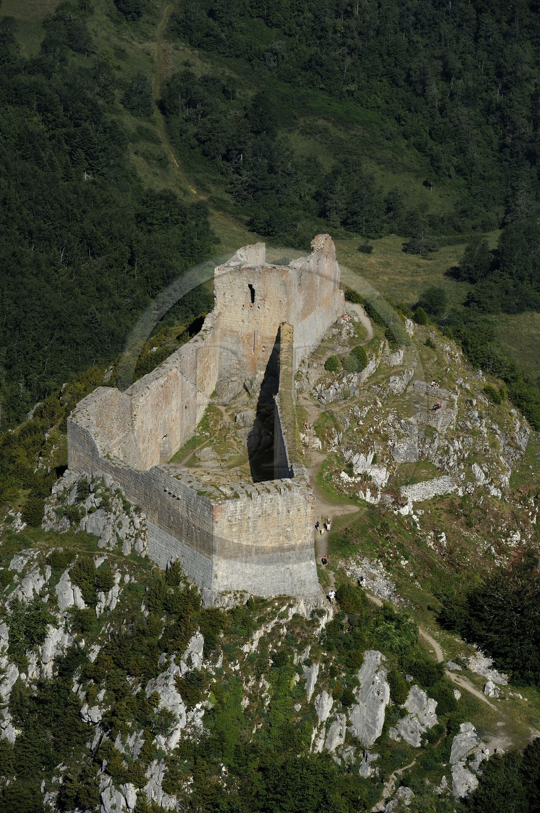 France, Ariège (09), Pays d' Olmes, château cathare de Montségur perché sur un pog et les Pyrénées (vue aérienne)