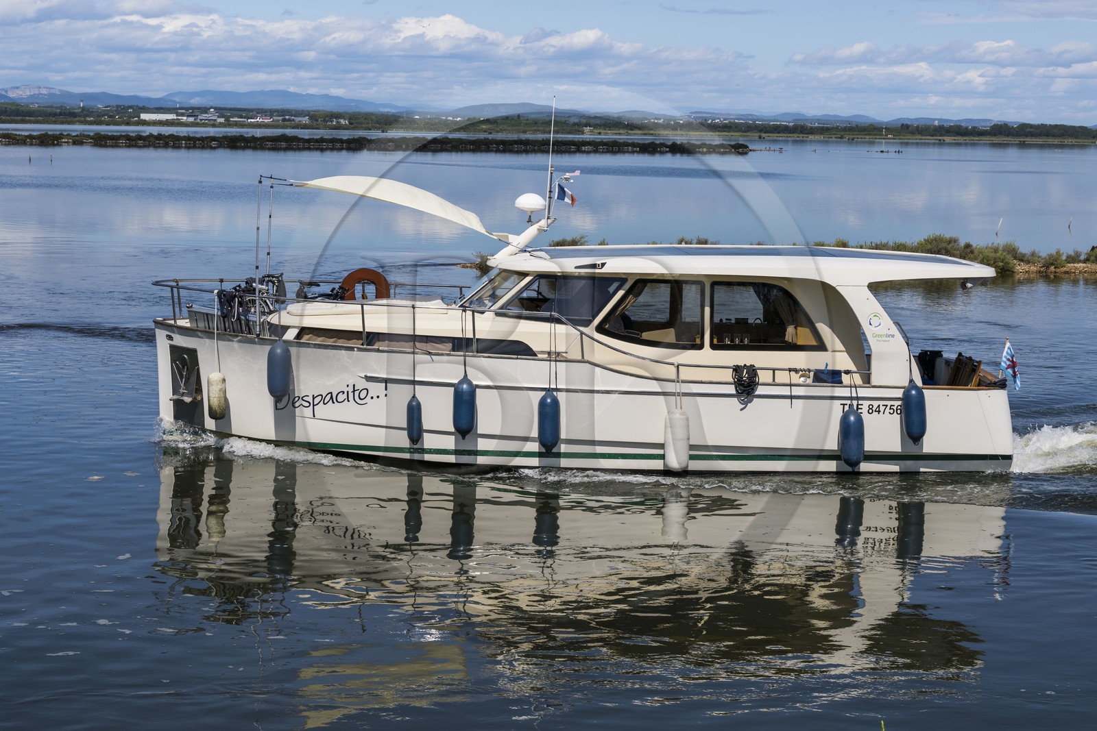 France, Hérault (34), La Grande-Motte, navigation d'un bateau de plaisance sur le canal du Rhône à Sète en bordure de l'étang de l'Or