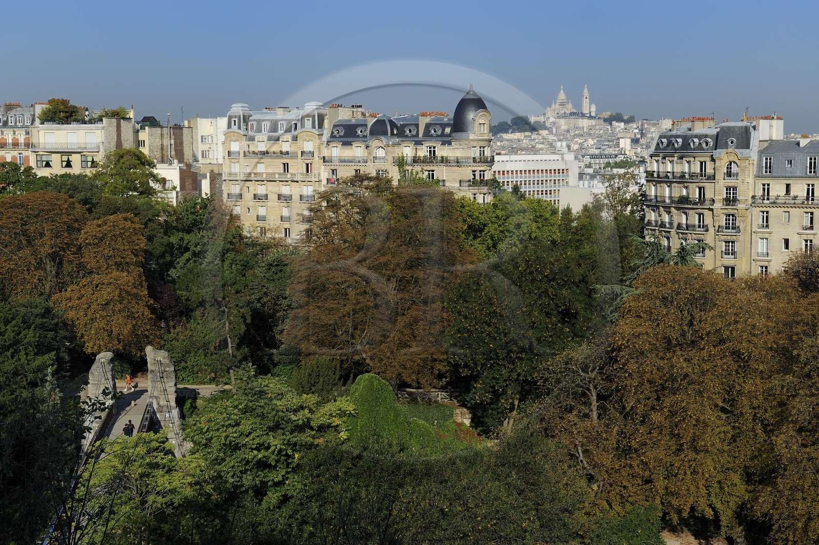 France, Paris (75), le parc des Buttes Chaumont et la basilique du Sacré-Coeur de Montmartre