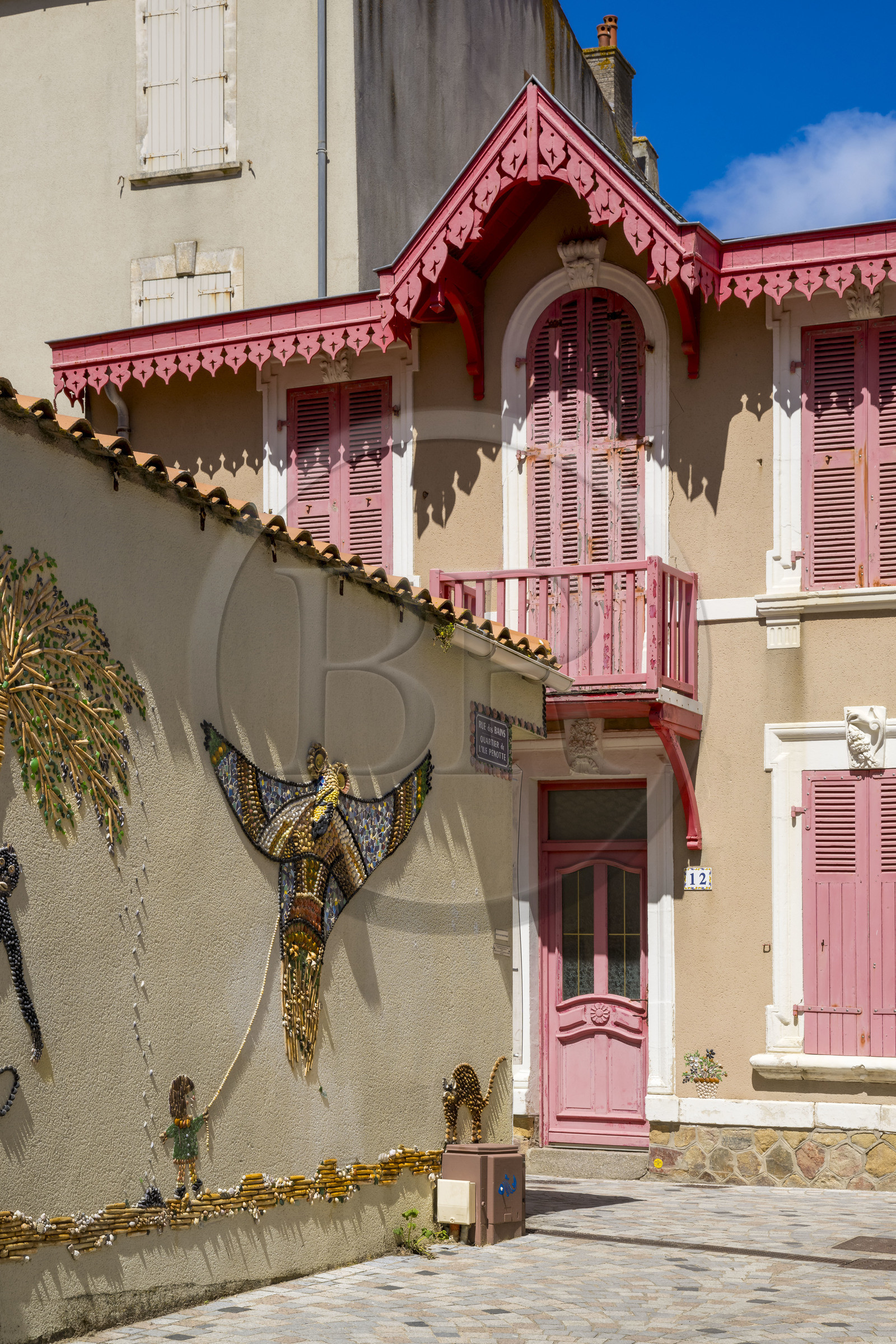 France, Vendée (85), Les-Sables-d'Olonne, quartier de l'île Penotte, ruelles piétonnes aux façades ornées de mosaïques de coquillages (avant utilisation demander l'autoristaion à L'ADAGP www.adagp.fr)