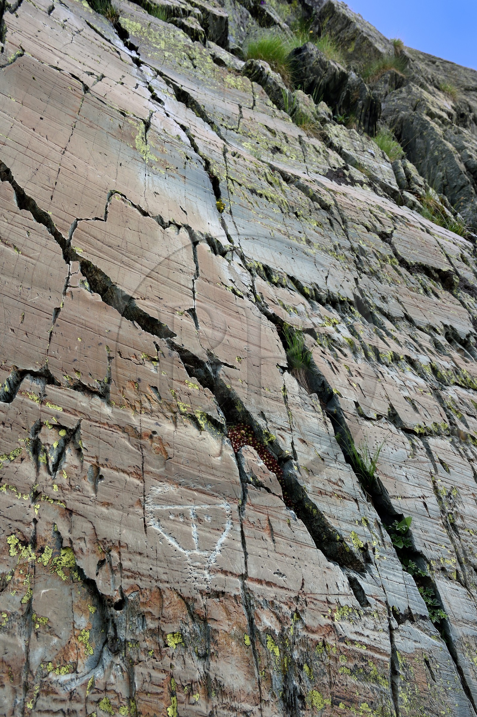 France, Alpes-Maritimes (06), parc national du Mercantour, vallée des Merveilles parsemée de milliers de gravures rupestres de l'Age de bronze, figure corniforme anthropomorphisée gravée sur la roche dite du Christ