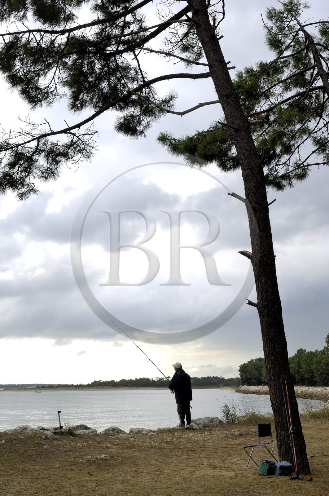 France, Charente-Maritime (17), Ile d'Oléron, pointe de Maumusson, pêcheur à la ligne