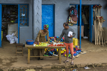 Rwanda, Province de l’Ouest, Gisakura, commerces et étals dans les rues du village