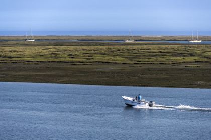 Portugal, Algarve, Faro, bateau évoluant dans la lagune du Parc Naturel de la Ria Formosa