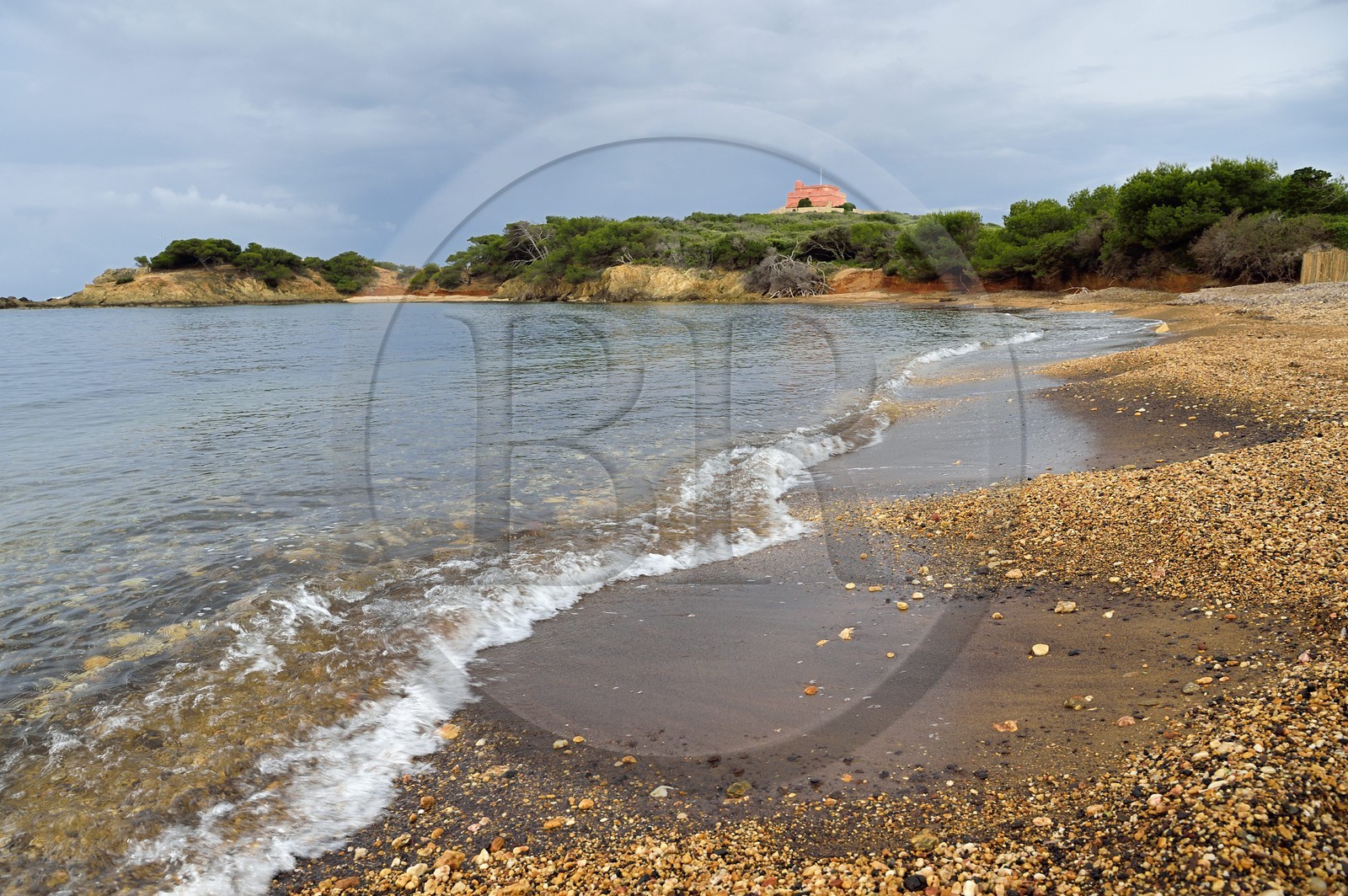 France, Var (83), Iles d'Hyères, parc national de Port Cros, Ile de Porquerolles, plage noire du Langoustier et le Fort du Grand Langoustier