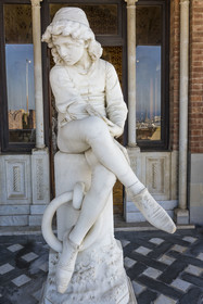 Italie, Ligurie, Gênes, Castello d'Albertis Museo delle Culture del Mondo, chateau de Enrico Alberto D'Albertis, explorateur, navigateur et écrivain voyageur génois (1846-1932), loggia avec la statue du jeune Christophe Colomb qui regarde le port