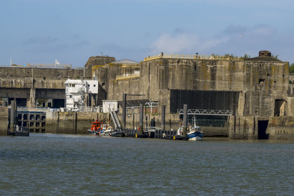 France, Loire-Atlantique (44), Saint-Nazaire, les anciennes bases sous-marines allemandes construites lors de la dernière guerre mondiale bordent le bassin à flot du port de Saint-Nazaire, l'écluse Est et l'écluse bunker