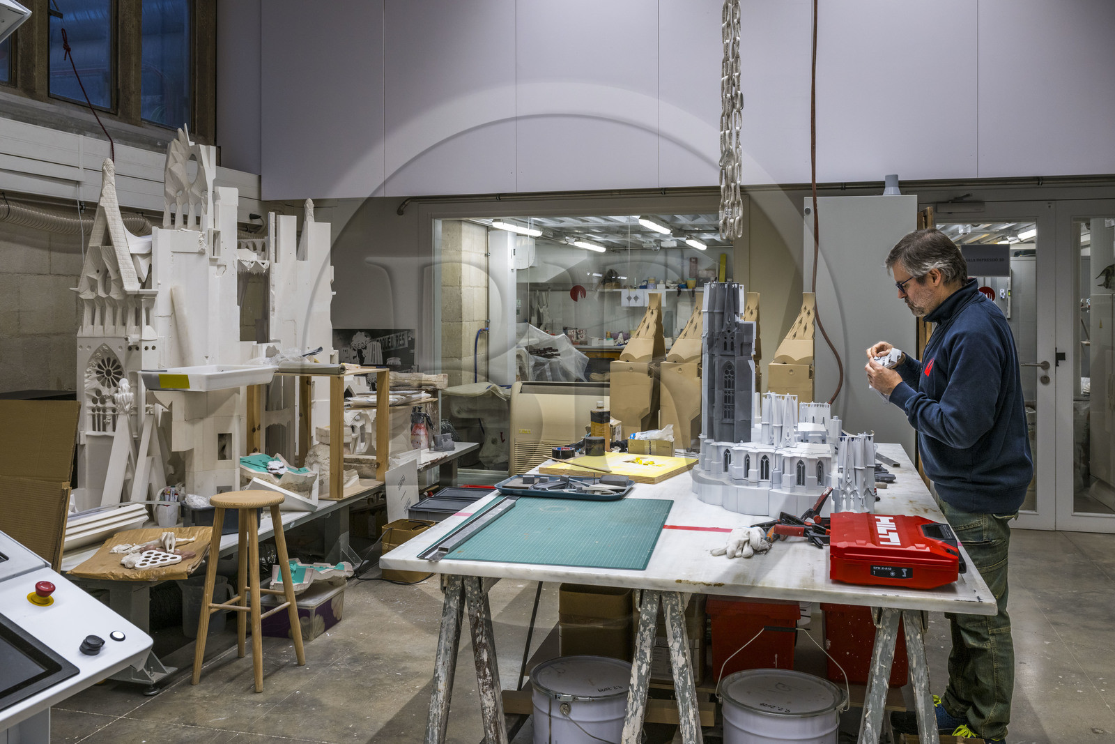 Espagne, Catalogne, Barcelone, quartier de l'Eixample, basilique de la Sagrada Familia de l'architecte du modernisme catalan Antoni Gaudi classée Patrimoine Mondial de l'UNESCO, l'atelier maquettes, Ignasi Badia Nogués reconstitue la maquette fabriquée en 3D de la facade de l'abside orientée Nord Ouest