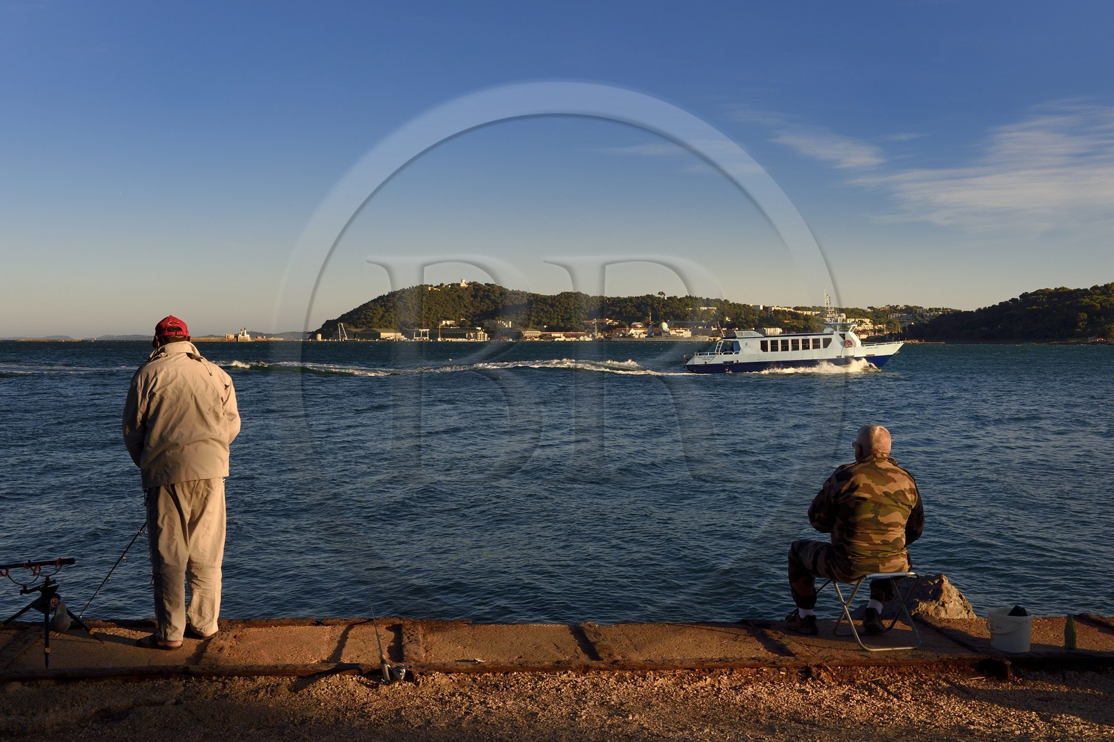 France, Var (83), la rade de Toulon, La Seyne-sur-Mer, quartier de Tamaris, pêcheurs sur la corniche Michel Pacha, bateau-bus