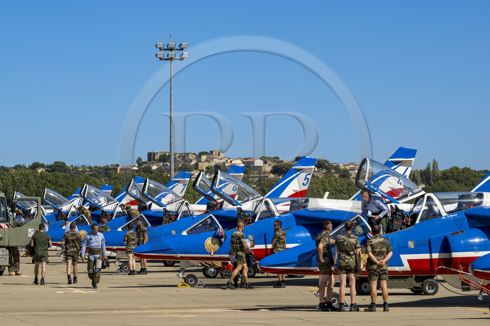 France, Bouches-du-Rhône (13), Salon-de-Provence, base aerienne 701, base de la Patrouille de France (PAF pour Patrouille acrobatique de France) de l'Armée de l'air et de l'espace française, les pilotes descendent de leurs avions Alphajet et échangent avec les mécaniciens sur le tarmac après le vol d'entrainement