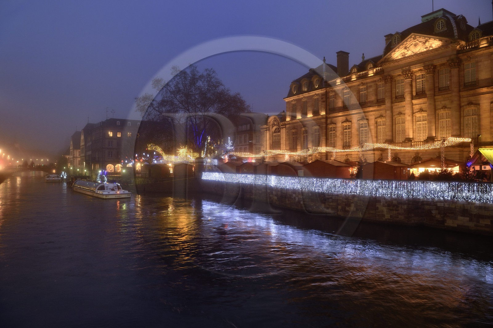 France, Bas Rhin (67), Strasbourg, le Palais Rohan au bord de la rivière l'Ill, il abrite aujourd'hui trois musées, le musée des arts décoratifs, le musée des beaux-arts et le musée archéologique