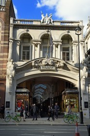 Royaume-Uni, Londres, Mayfair district, la galerie marchande couverte Burlington Arcade située derrière Bond Street, de Piccadilly à Burlington Gardens