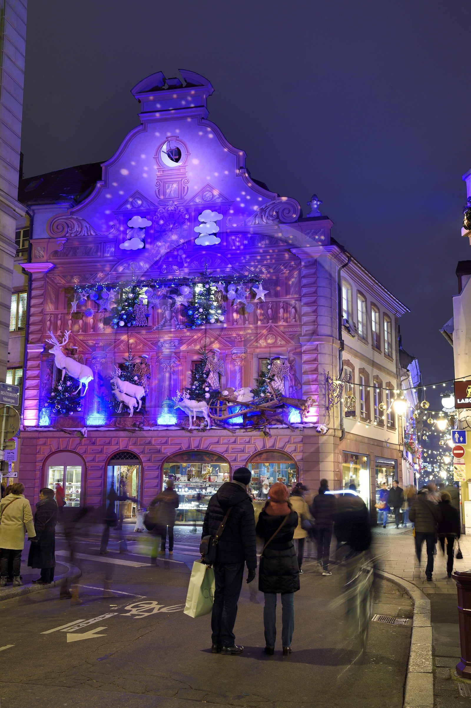 France, Bas-Rhin (67), Strasbourg, centre historique classé Patrimoine Mondial de l'UNESCO, décoration de Noël sur la patisserie Christian Meyer