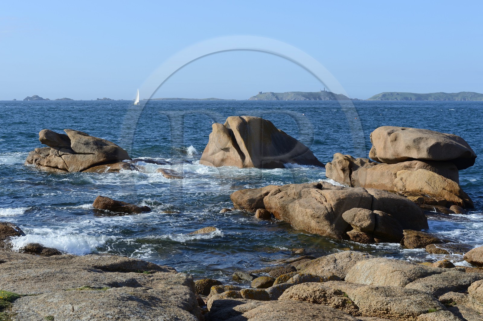 France, Côtes-d'Armor (22), Côte de Granit Rose, Perros-Guirec, Ploumanac'h, Ile Renote, l'archipel et réserve ornithologique de Sept-Iles en arrière plan France, Cotes-d'Armor, Cote de Granit Rose (the Pink Granite coast), Perros Guirec, Ploumanach, Renote island, the Sept-Iles Archipelago and bird sanctuary in the background