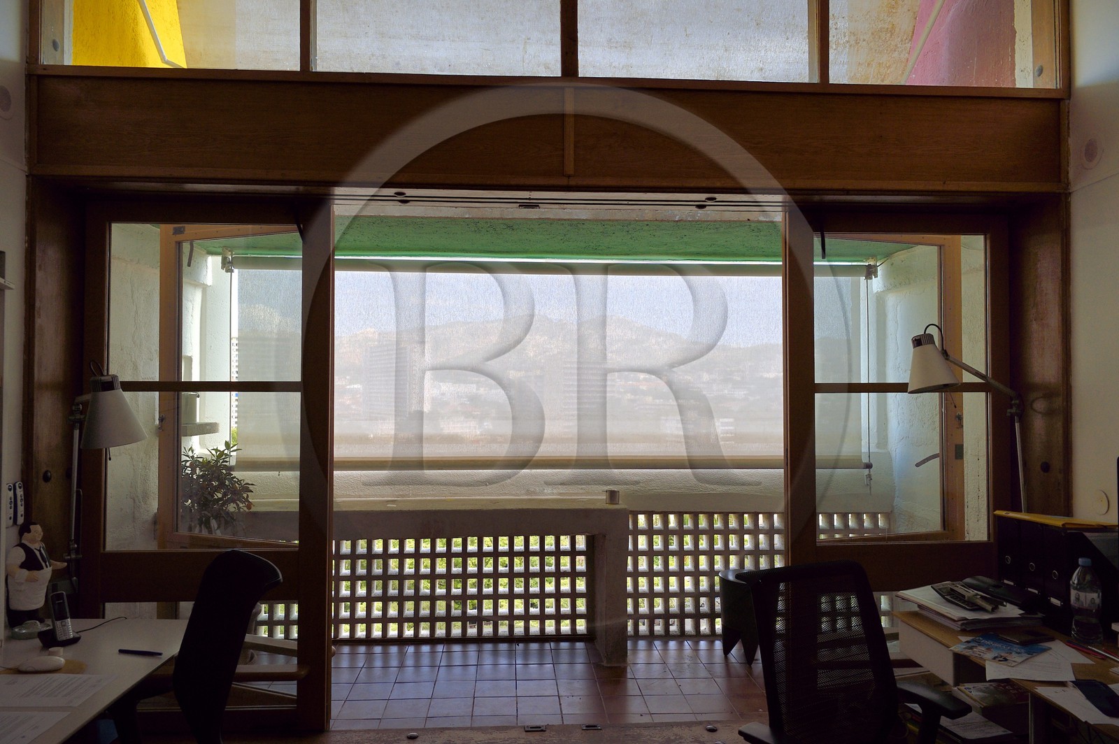 France, Bouches-du-Rhône (13), Marseille, oeuvre architecturale de Le Corbusier, classée Patrimoine Mondial de l'UNESCO, la Cité Radieuse par l'architecte Le Corbusier, balcon d'appartement