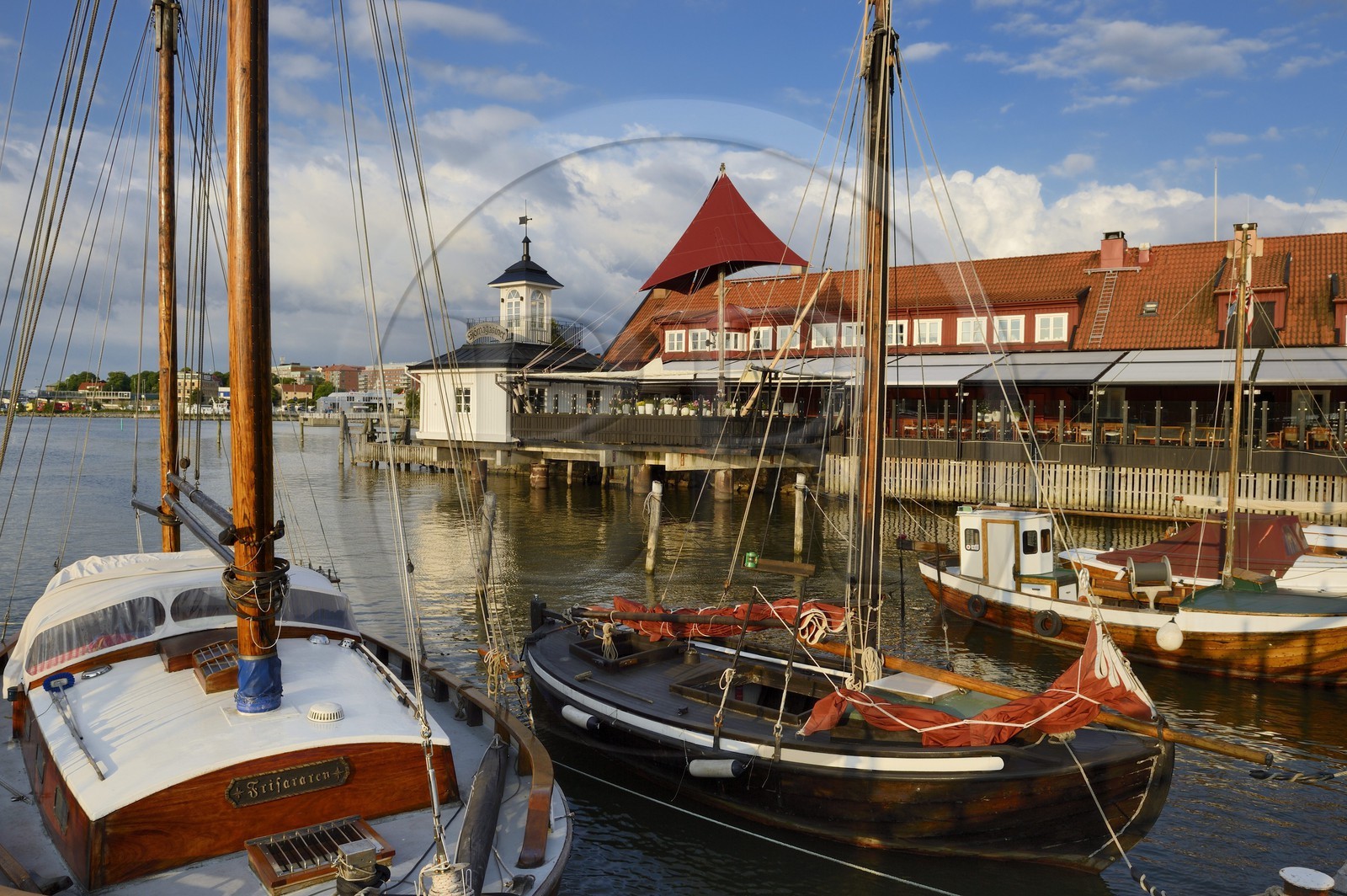 Sweden, Västra Götaland, Göteborg (Gothenburg), the small harbor and pier Klippans (Klippans angbatsbrygga) and the Sjömagasinet Michelin starred restaurant in the background