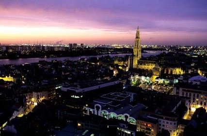 Belgique, Flandre, Anvers (Antwerpen), la cathédrale Notre-Dame et le centre ville au bord de l' Escaut
