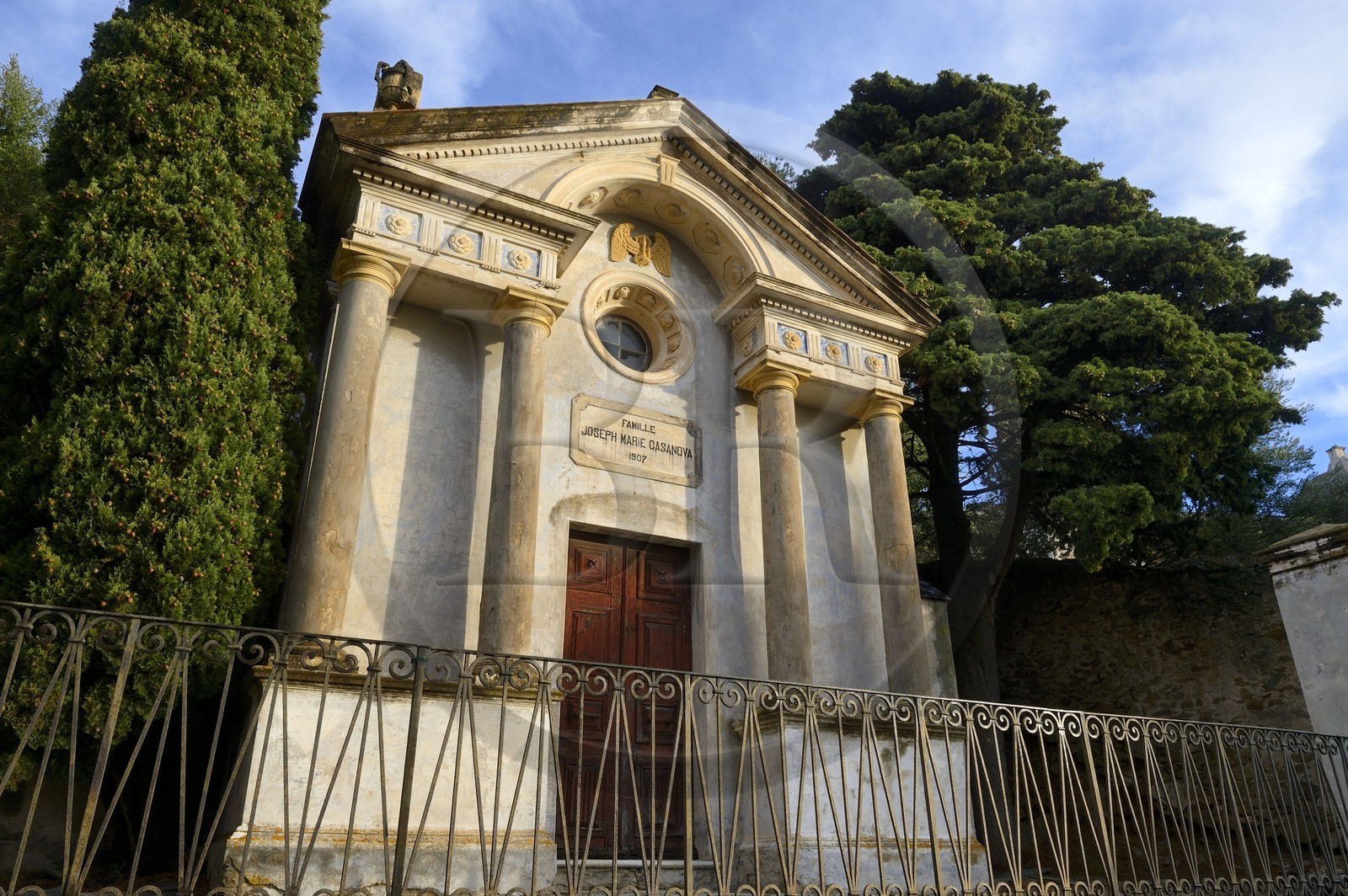 France, Haute-Corse (2B), Cap Corse, commune de Rogliano, village de Bettolacce (Bettulace), tombeau richement décoré de Corse américain