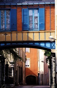 France, Saone et Loire, Châlon sur Saone, a small walkway that runs into chatelet street