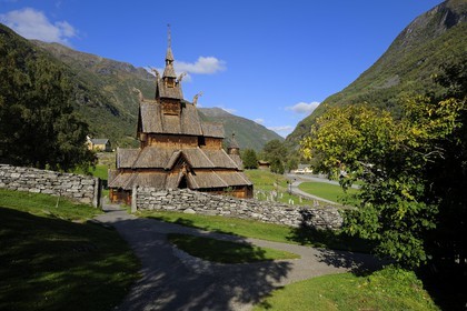 Norvège, comté de Sogn Og Fjordane, église en bois debout ou stavkirke (1130) de Borgund aux motifs vikings de l’ère pré-chrétienne