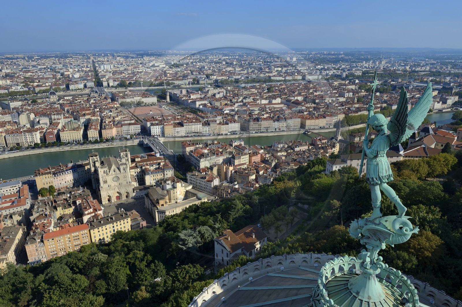 France, Rhône (69), Lyon, site historique classé Patrimoine Mondial de l'UNESCO, Vieux Lyon, la statue de Saint Michel Archange terrassant le dragon sculptée par Millefaut sur l'abside de la Basilique Notre Dame de Fourvière en premier plan, la cathédrale (primatiale) Saint Jean et le quartier de la Presqu'Ile en arrière plan