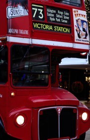 Royaume-Uni, Londres, bus à impériale en direction de Victoria station