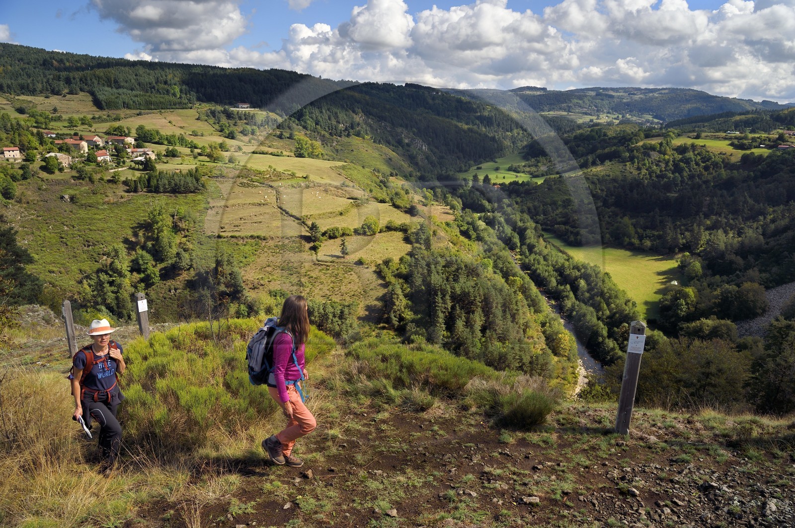 France, Haute-Loire (43), vallée de la Loire, Lafarre, randonneuses longeant le point de vue panoramique sur le fleuve depuis le haut des gorges, le village de Gramaize en arrière plan sur la rive droite