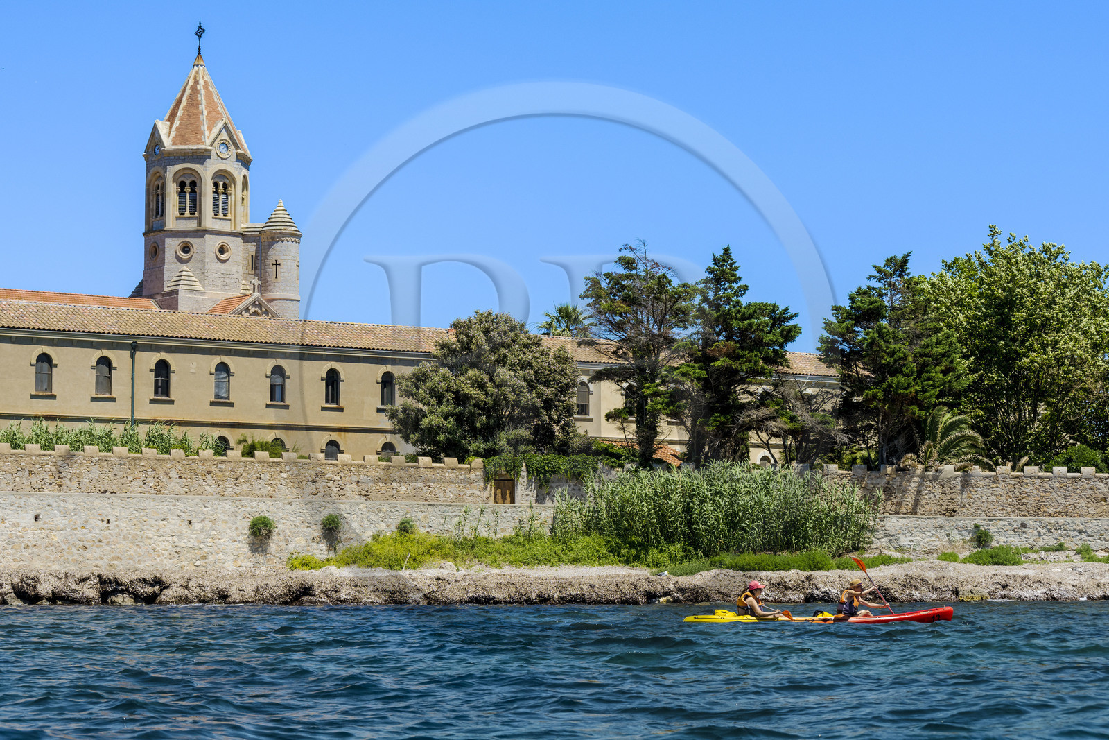 France, Alpes-Maritimes (06), Cannes, randonnée en kayak aux Iles de Lérins, tour de l'Ile de Saint-Honorat par le sud, l'église de l'Abbaye de Lérins en arrière plan