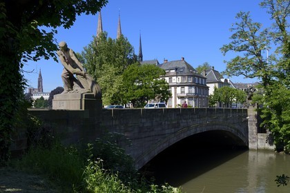 France, Bas-Rhin (67), Strasbourg, quartier de la Neustadt datant de la periode allemande, le pont Kennedy aussi appelé pont des 4 géants sur la rivière l'ill