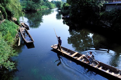 France, Bas-Rhin (67), région d'Ehnwihr, le batelier du Ried P. Unterstock transportant un cycliste à Ebermünster