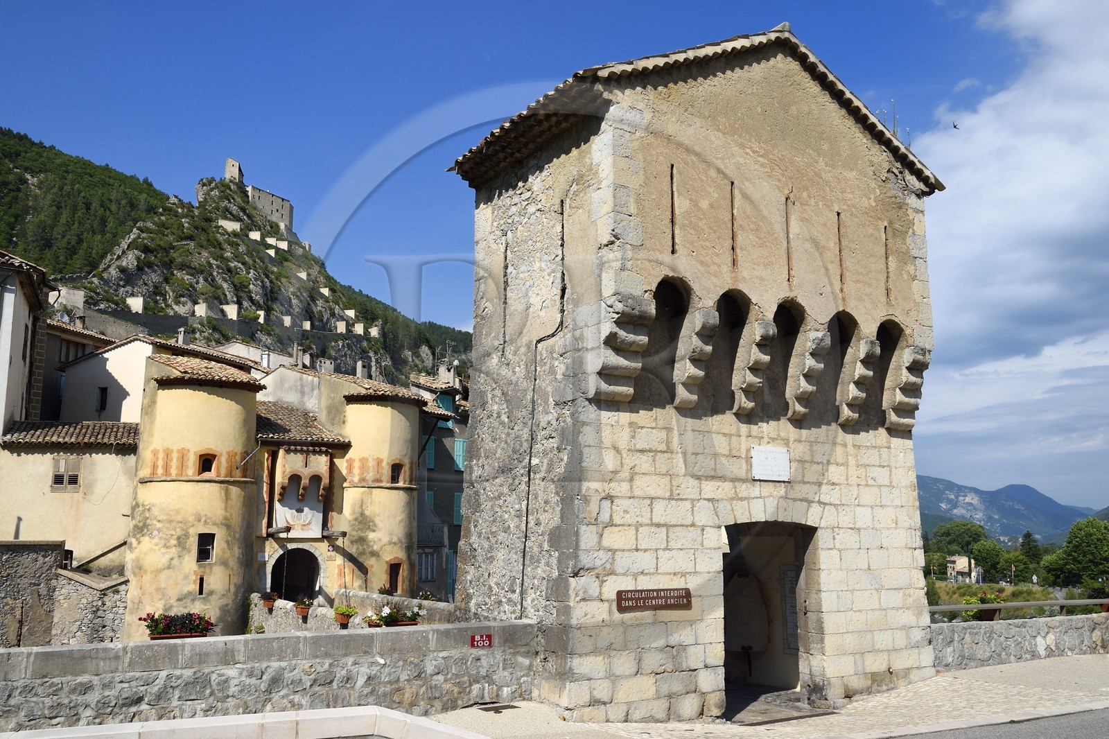 France, Alpes-de-Haute-Provence (04), cité médiévale d'Entrevaux dominée par sa citadelle et fortifiée par Vauban, la Porte Royale et le pont sur le fleuve Var