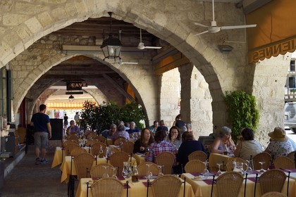 France, Dordogne (24), Perigord Pourpre, Bastide de Eymet, place centrale (place Gambetta), restaurant Les Arcades