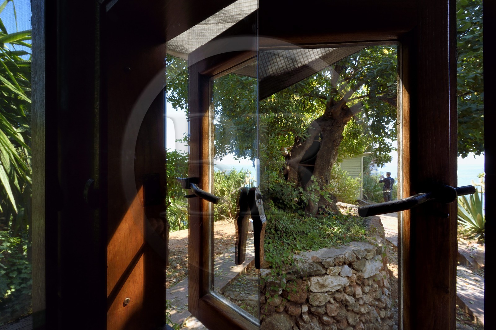 France, Alpes-Maritimes, Roquebrune-Cap-Martin, Cap Martin, Cabanon (Shed) by Le Corbusier built in 1952, game of mirrors around the window (Authorization request necessary before publication)