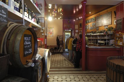 France, Paris (75), bar à vin le Baron Rouge rue Théophile Roussel