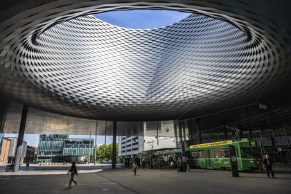 Suisse, Bâle, Messeplatz (Art Basel), le batiment du Salon de Bâle baptisé le City Lounge dessiné par les architectes Herzog et de Meuron, le trou caractéristique est appelé Fenster zum Himmel (fenêtre sur le ciel)