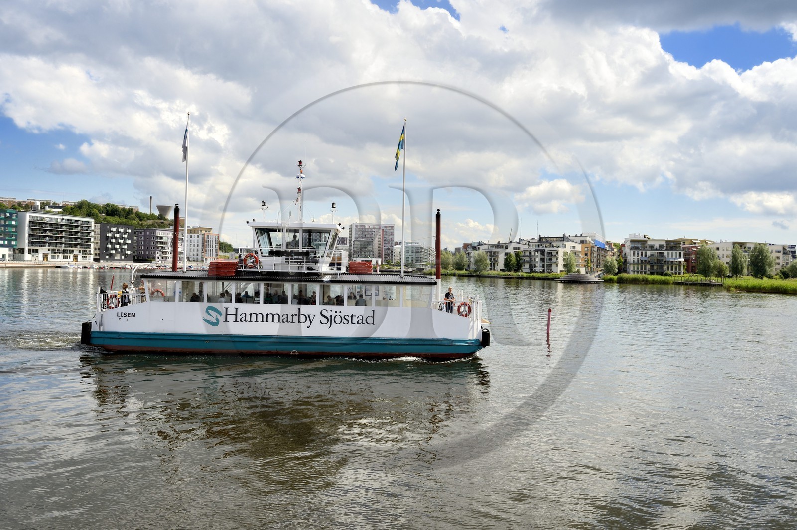 Suède, Stockholm, l'écoquartier Hammarby Sjostad précurseur en matière de développement durable, ferry sur le lac Hammarby
