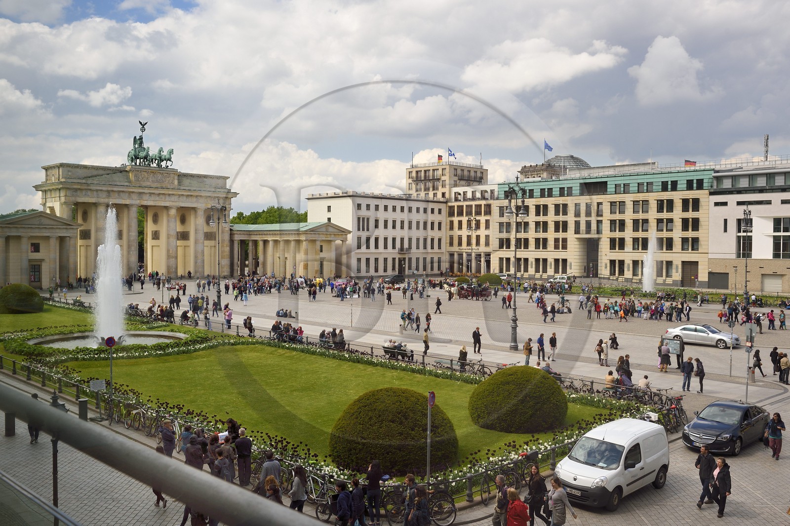 Allemagne, Berlin, Porte de Brandebourg sur l'avenue Under den Linden et Pariser platz