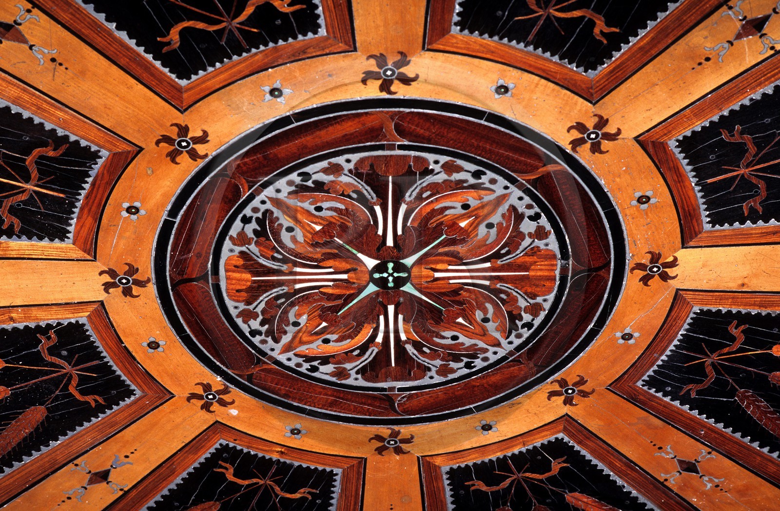 France, Yvelines (78), château de Maison-Laffitte, précieux parquet incrusté d'étain et d'os du Cabinet aux Miroirs