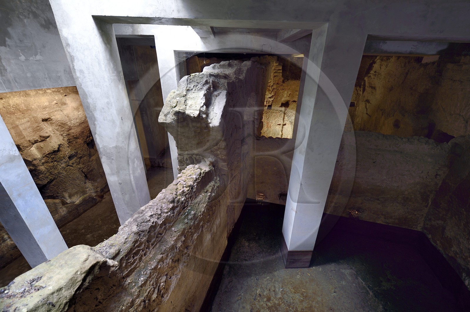 France, Var (83), Fréjus, Forum Julii, la crypte du vivier à poissons et son système d’adduction d’eau datant de l'époque romaine, le bassin filtre