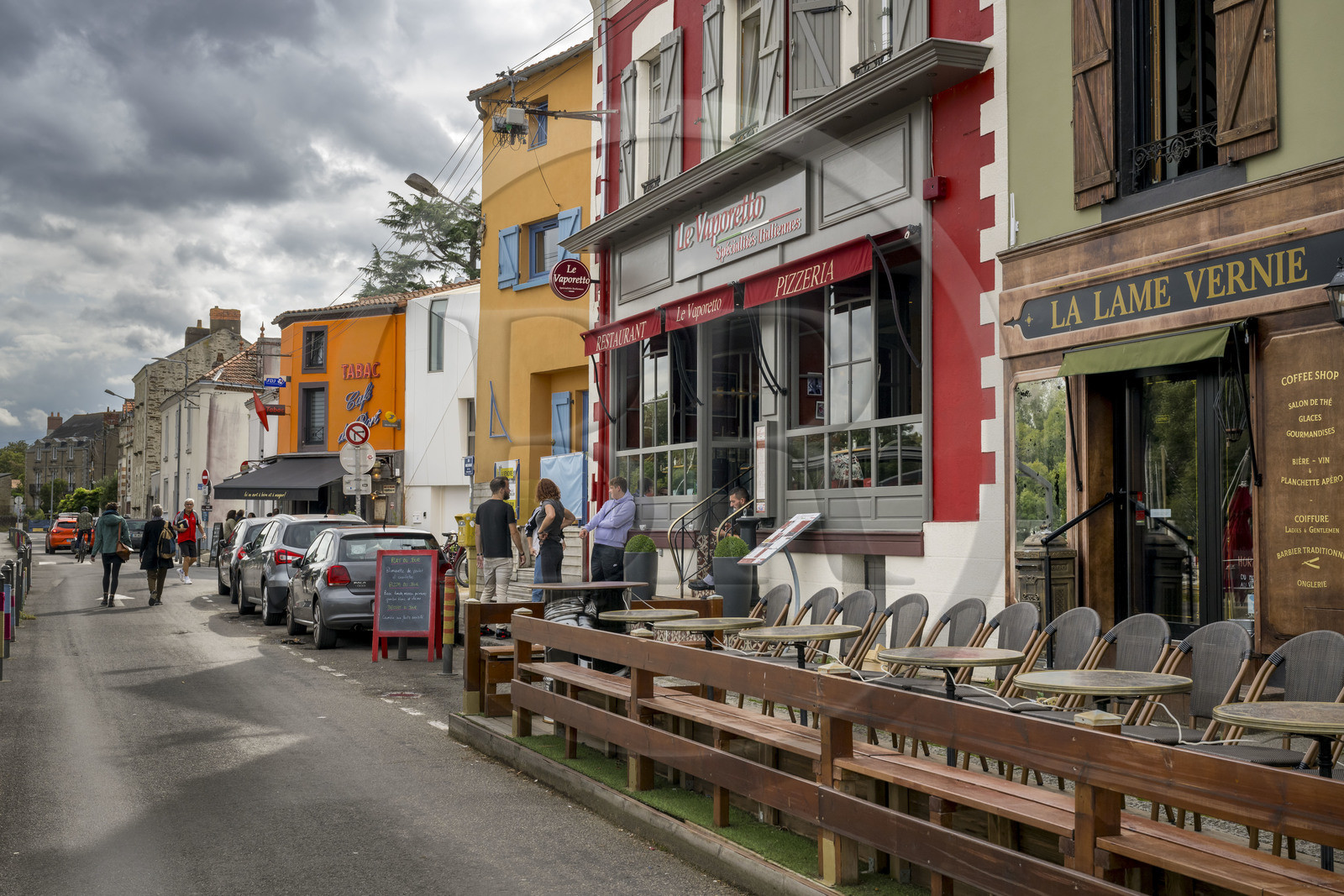 France, Loire-Atlantique (44), banlieue de Nantes, Rezé, quartier Trentemoult, cafés et restaurants sur le quai Robert Surcouf