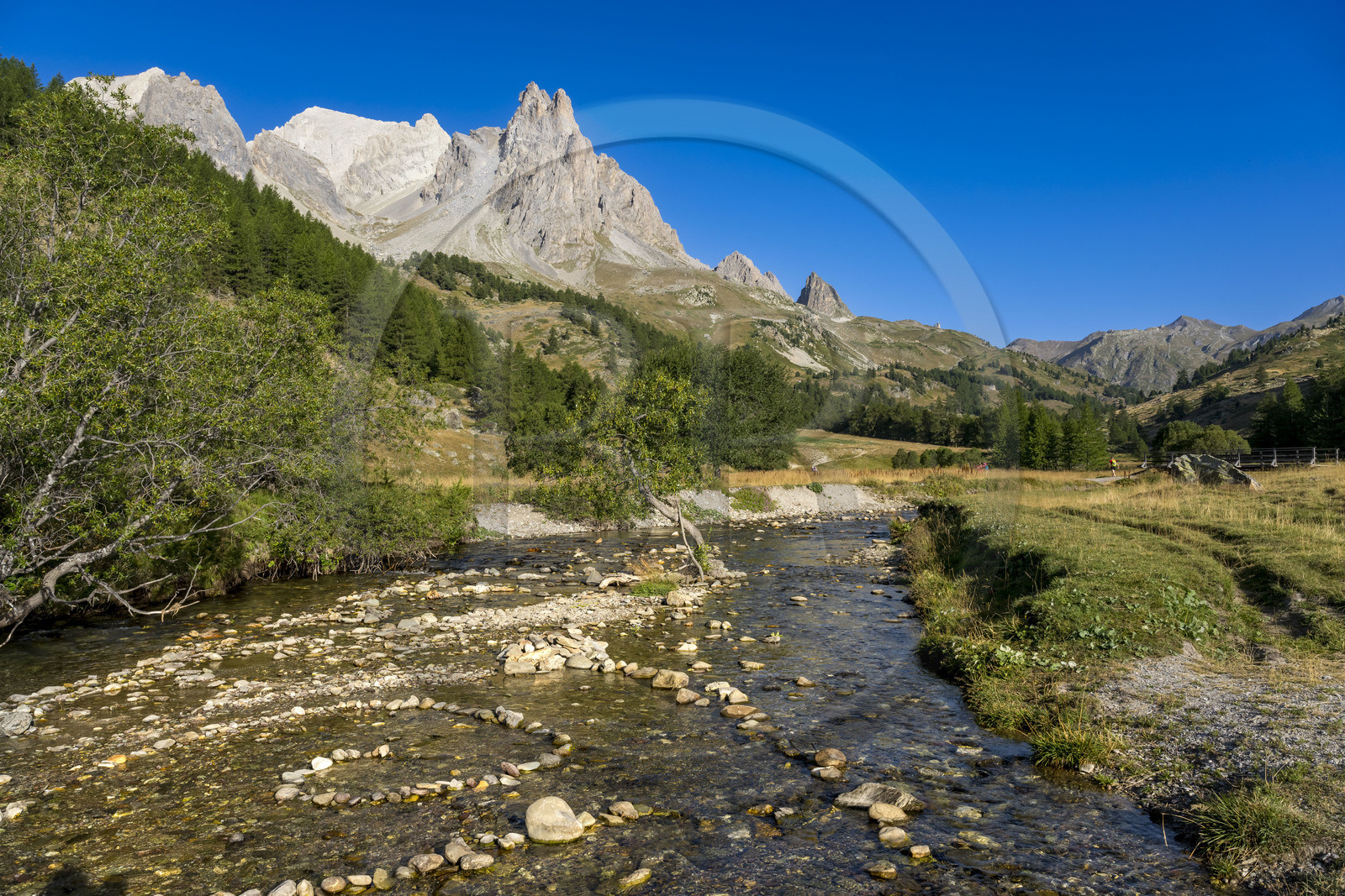 France, Hautes Alpes (05), le Briançonnais, Névache, vallée de la Clarée, la rivière La Clarée au pont du Moutet, le massif des Cerces et les pointes de la Main de Crépin (2942m) en arrière-plan