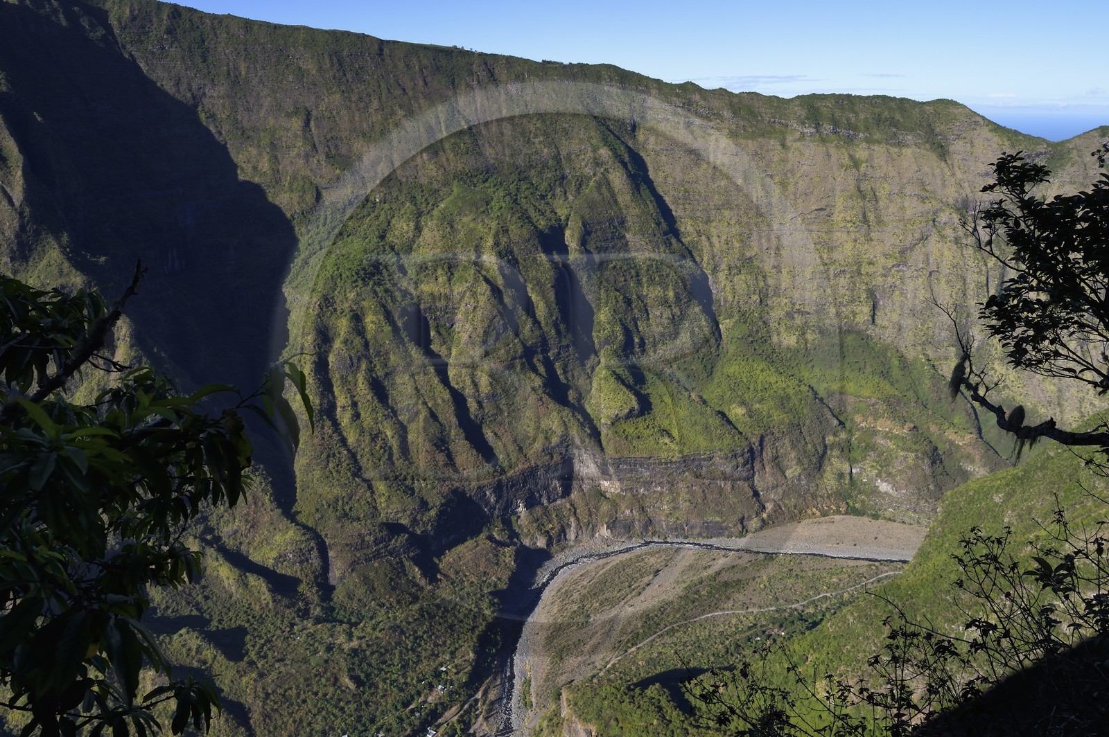 France, Ile de la Reunion, Parc National de la Réunion classé Patrimoine Mondial de l'UNESCO, La Possession, vers le village de Dos d'Ane, randonnée de la Roche Bouteille par le sentier Cap Noir, la Rivière des Galets qui donne un accès au Cirque de Mafate