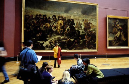 France, Paris (75), visiteurs admirant la peinture de Gros Napoléon sur champ de bataille d'Eylau