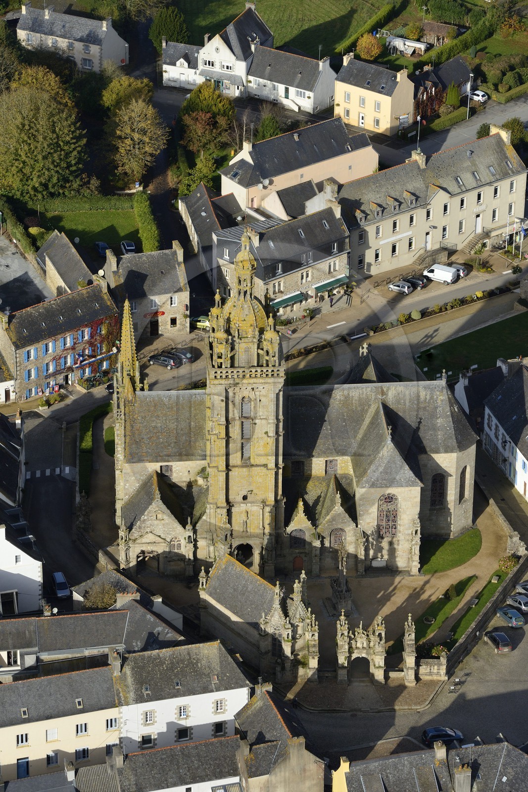 France, Finistère (29), étape sur le chemin de Saint Jacques de Compostelle, Saint-Thegonnec, le calvaire devant l'église dans l'enclos paroissial (vue aérienne)