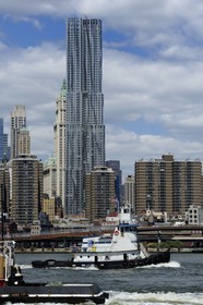 Etats-Unis, New York, Beekman Tower de l'architecte Frank Gehry vue depuis l'East River