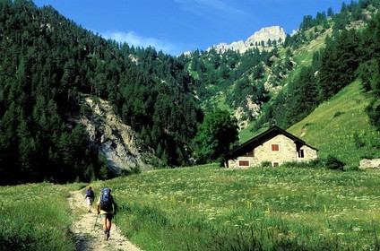 France, Hautes-Alpes (05), randonneurs et un chalet d'alpage dans la Vallée Etroite au nord de Briançon