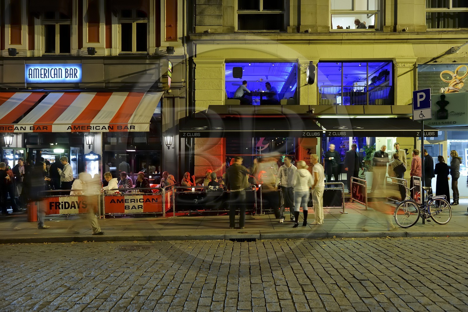 Norvège, Oslo, bars et restaurants dans la rue Karl Johans Gate