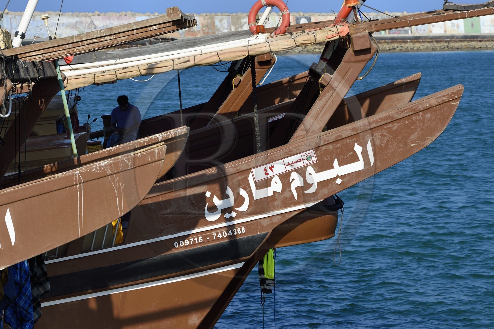 Sultanat d'Oman, gouvernorat de Ash Sharqiyah, port moderne de Sour, pêcheurs sur un boutre