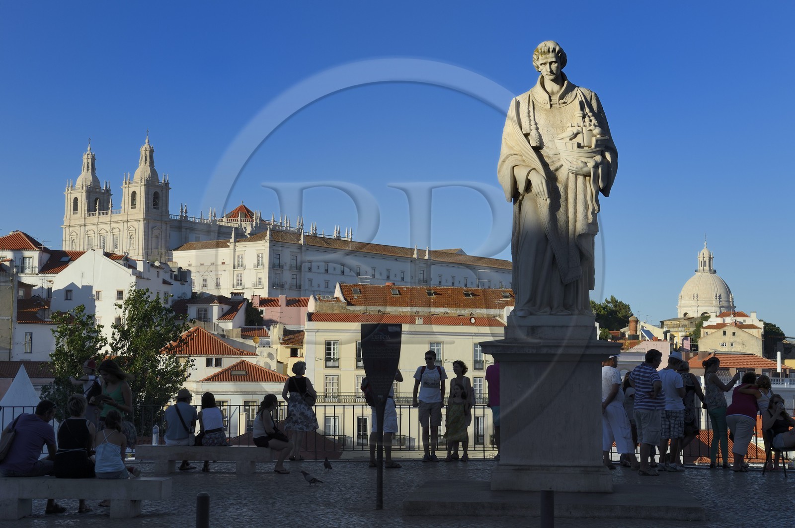 Portugal, Lisbonne, quartier de l'Alfama, statue de Sao Vicente sur la terrasse du Largo das Portas do Sol, vue sur le monastère Sao Vicente de Fora et la coupole du Panthéon National